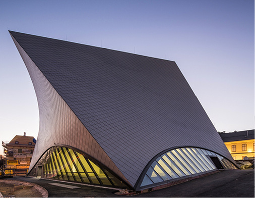 
Dramatisch wirkende Gebäudelinien



