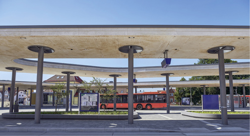 



Der neue ZOB in Korbach mit der zentral auf dem Platz angeordneten Haltestellenanlage und ihrer eigenwilligen Überdachung
