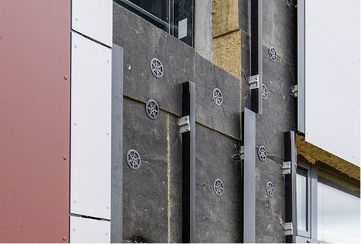 <p>
Die Fassadenfläche wurde als klassische hinterlüftete Fassade mit einer Aluminium-Verbundplatten-Bekleidung ausgeführt
</p>

<p>
</p> - © Schöck Bauteile GmbH

