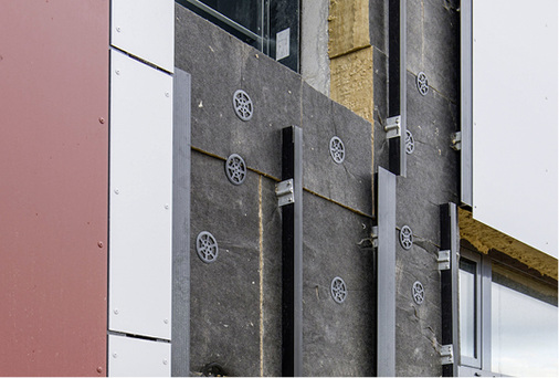 
Die Fassadenfläche wurde als klassische hinterlüftete Fassade mit einer Aluminium-Verbundplatten-Bekleidung ausgeführt



