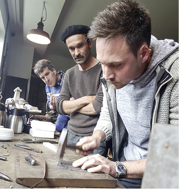 



Unter Anleitung von Wolfgang Huber versucht sich Stefan Zolynski; Clemens Kling (l.) schaut zu
