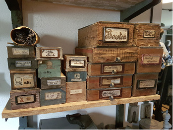 



Upcycling: Aus Blech alter Tee- oder Keksdosen entstanden handbeschriftete Lagerbehälter 
