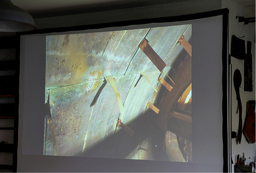 <p>
Flaschnerwunder: Die alte Holzschalung wurde vorsichtig entfernt ohne das fast 300 Jahre alte Blechdach zu demontieren. Entsprechende Hafte wurden verlängert um sie später an der neuen Schalung von innen zu befestigen
</p>