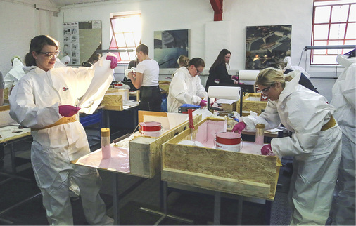 <p>
Die Dachdeckermädelz absolvierten bei Enke ein rosarotes Flüssigkunststoff-Training
</p>

<p>
</p> - © Enke-Werk

