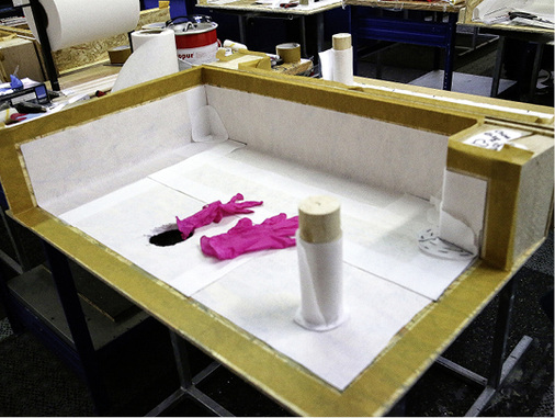 
Das Übungsmodell ist vorbereitet – die pinkfarbenen Gummihandschuhe ebenfalls



