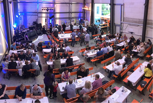 
In der ehemaligen Engelhardt-Maschinenhalle treffen die ersten Gäste ein



