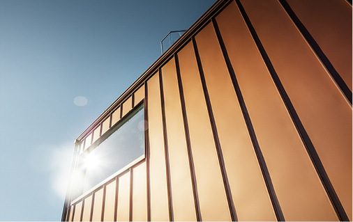 
Lichtreflexion auf der Glas- und Metalloberfläche



