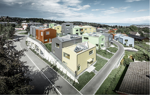 
Die Bebauung auf dem künstlichen Hügel über einem Supermarkt



