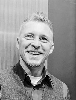 
Architekt Matthias Schoppe (Aurubis) entdeckt das geneigte Dach samt darunter entstehender Räume neu



