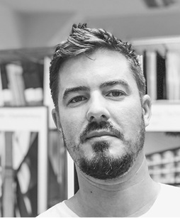 
Architekt Kai Rohrbach (Quick Bäckmann Quick Architekten BDA, Berlin) schätzt die Kombination von Satteldach und Metalldeckung beim Entwurf monolithischer und skulpturaler Gebäude



