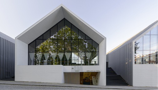<p>
Einfach, funktional und stilvoll wirkt das Gründerzentrum Farmville in Portugal mit den schlichten, geometrischen Baukörpern
</p>

<p>
</p> - © Ricardo Oliveira Alves

