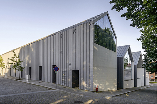 
Die relativ steil geneigten Dächer und die offenen Fronten erinnern an Scheunen. So wird die Verbindung zwischen Landwirtschaft, Lokalkolorit und zukunftsweisendem Design hergestellt



