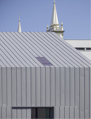 <p>
Die Gebäudehülle aus Quartz-Zinc geht nahtlos vom Dach in die Fassade über. Die Schiebeläden im gleichen Design akzentuieren den Gebäudecharakter 
</p>

<p>
</p> - © Ricardo Oliveira Alves


