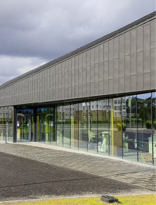 



Mit Stehfalz auf den Dächern und Flatlock-Profilen an den Fassaden ahmten die Architekten die Bekleidung historischer Triebwerkshallen nach
