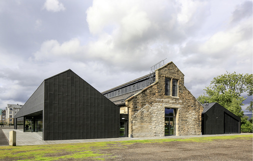 



Die alte Maschinenhalle auf dem Forthside-Areal in Stirling wurde zu beiden Seiten um jeweils ein modernes Gebäude erweitert
