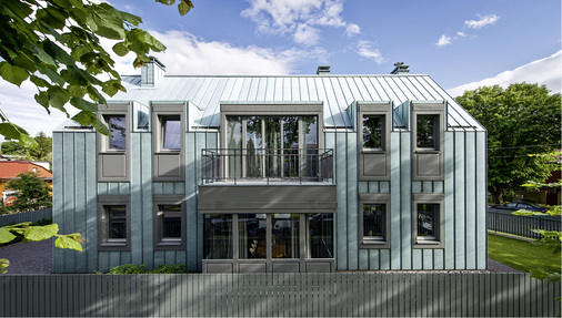 
Dieser Neubau entstand in einem gewachsenen Villenviertel. Das Satteldach und die Fassadenbekleidung aus patiniertem Kupfer stellen die Verknüpfung zur traditionsgeprägten Umgebung her



