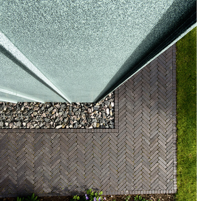 
Die Intensität der Grün- oder Blaupatina der Oberfläche Nordic Copper lässt sich frei variieren. Die Länge der Bänder ebenfalls, da das Material in ganzen Spulen behandelt wird



