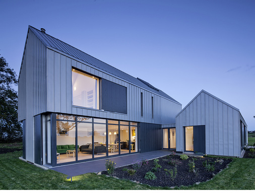 



Zur blauen Stunde verschmilzt die graue Hülle des Anwesens Newhouse of Auchengree mit dem sanften Dämmerlicht
