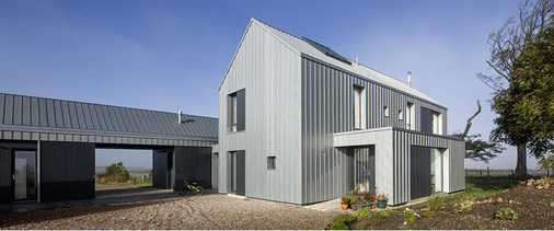 



Die große Einfahrt im einstöckigen Seitentrakt (l.) erinnert an ein Scheunentor und führt in den windgeschützten Innenhof
