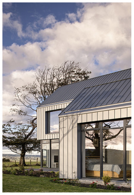 



Die Satteldächer wurden mit Rheinzink prePatina blaugau gedeckt, während die Fassade eine Hülle aus hellem walzblanken Zink erhielt
