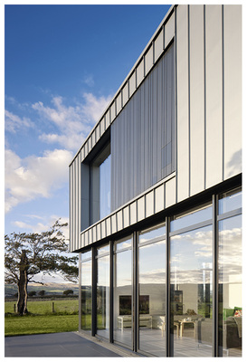 



Senkrechte Linien strahlen Klarheit und Nüchternheit aus. Die Glasfronten sorgen für Helligkeit in den Räumen
