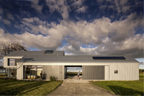 



Im dramatischen Licht der tief stehenden Abendsonne schimmern die Zinkprofile fast bräunlich
