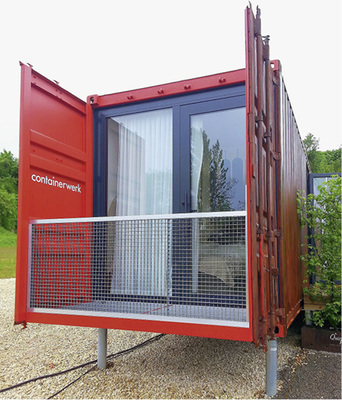 



Wohnen im Container? Warum nicht! Immerhin hat er eine einladende kleine Veranda

