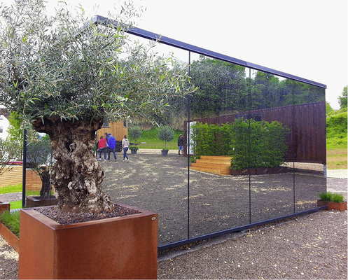 



Von außen nicht einsehbar, von innen rundum offene Sicht bietet der voll verspiegelte Wohnwürfel des Herstelles Cubus O. aus Estland
