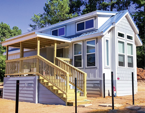 <p>
</p>

<p>
Wer es traditioneller haben möchte, der kann auch sein Minihaus mit einem Steildach ausstatten, wahlweise auch mit Dachgauben 
</p> - © GettyImages/Mechelle Brooks

