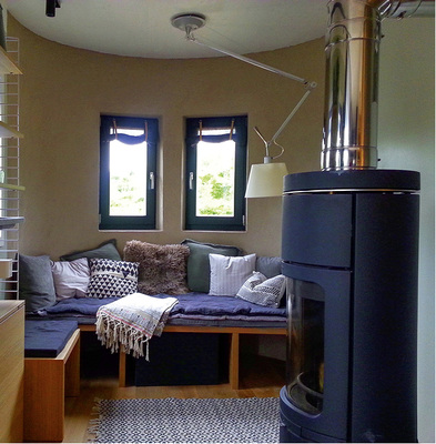 



Auch kleine Räume können wohnlich eingerichtet werden. Ein Holzofen sorgt für gemütliche Wärme

