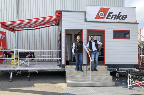 <p>
Auf zahlreichen Musterflächen veranschaulicht das neue Enke-Tiny-House unterschiedliche Produkte
</p>

<p>
</p> - © Enke-Werk

