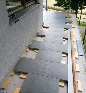 
Unter dem neuen Plattenbelag wurde eine 20 mm dicke Styrodur-Schicht aufgebracht, die der Dämmung und Druckstabilität dient



