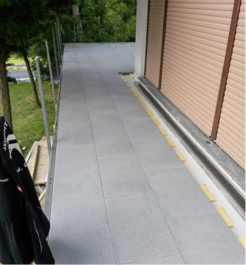 
Dank der Höhe von 60 mm muss die Kompaktrinne nicht zusätzlich unterbaut werden. Durch die seitliche Lochung wird das Wasser direkt in die Drainschicht abgeleitet



