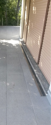 
Nachher: Für diese Terrasse stellte die Kompaktrinne von Altvater die optimale Lösung dar



