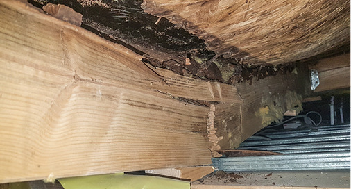 



Der Tragbalken ist unter der Last des Gründachs gebrochen
