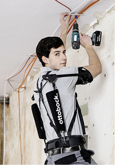 
Mit einem Exoskelett sind Überkopfarbeiten weniger ermüdend



