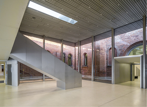 



Die Decke im Inneren des Pavillons mit gestanzten Profilen und einheitlicher Geometrie
