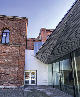 
Die Sicken wurden präzise auf die gefaltete Struktur am Vordach abgestimmt



