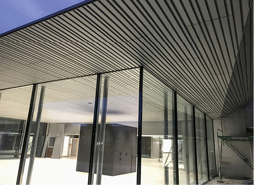 
Durchgängigkeit: Durch die umlaufende Geometrie verschmilzt die Bekleidung im Außenbereich optisch mit der Innendecke 



