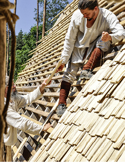 <p>
</p>

<p>
Abenteuer Dach mal anders: Das Steildach der Kirche wird gedeckt
</p> - © Alexander Hamann / Campus Galli


