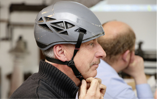 
Michael Knoppan testet den Tragekomfort des neuen und extrem leichten M.A.S.C.-Helms



