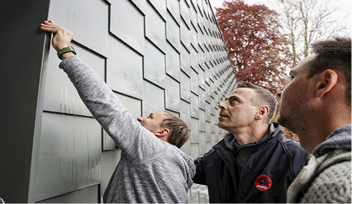 
Frank Preuss, Michael Zinke und Stefan Zolynski untersuchen die Titanzinkfassade des Schauraums. Gastgeber Wolfgang Huber fertigte alle dazu benötigten Schindeln in Handarbeit. Die Fassadenelemente stattete er mit einer zweiten Abkantung aus. Auf diese Weise entsteht ein spezieller Tiefeneffekt. Eine weitere Besonderheit ist die sich je nach Blickwinkel ändernde Optik der Fassadenbekleidung



