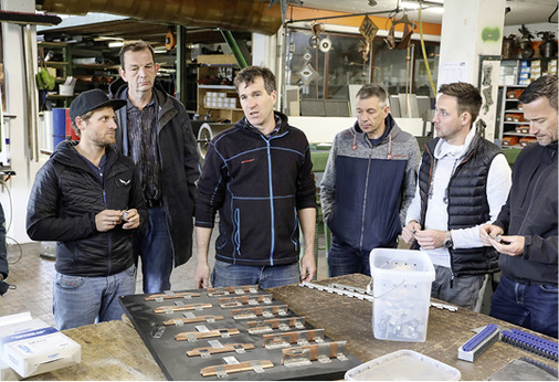 



Clemens Kling (3. v. l.) stellt das Kling-Haftsortiment vor
