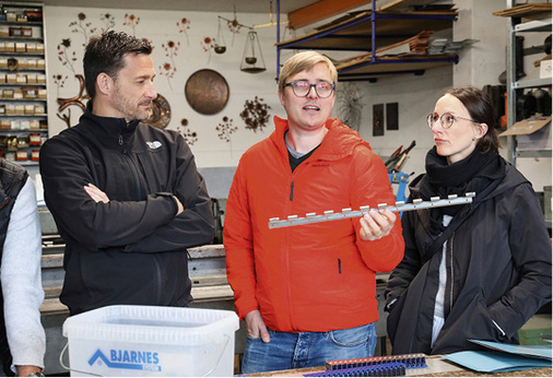 



Matthias Engel untersucht eine neuartige Festpunkt-Haftleiste 

