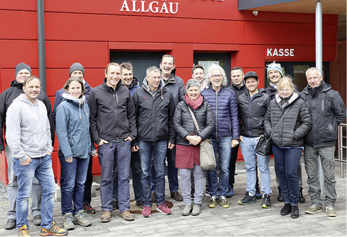 



Baumetaller vor der roten Aluminiumfassade des Skiflugschanzen-Eingangs
