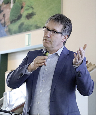 
Frank Neumann von der Initiative Zink schildert, wie an Schulen mit einem einfachen Vogelhaus-Bausatz das Klempnerhandwerk und der Werkstoff Zink Aufmerksamkeit erregen



