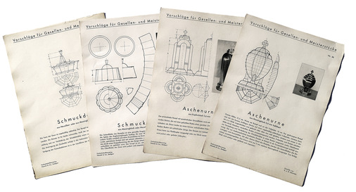 Das Buch besteht aus 52 Blättern, die zum Teil mit kleinen Schwarz-Weiß-Fotos und anderen Abbildungen versehen sind

&nbsp;
