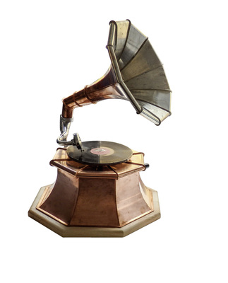 
Das Kupfer-Grammophon von Daniel Haas beeindruckt mit gefalzten Wulsten



