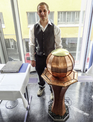 
Der Zierbrunnen von Daniel Zibrowius verfügt über einen gedrehten Sockel sowie die bekannten Ulmer Wulstfalze



