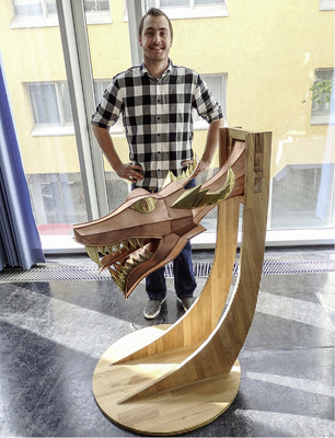 
Christoph Kronenberger ist nicht nur frisch gebackener Klempner-, sondernunübersehbar auch handwerklich geschickter Drachenmeister 



